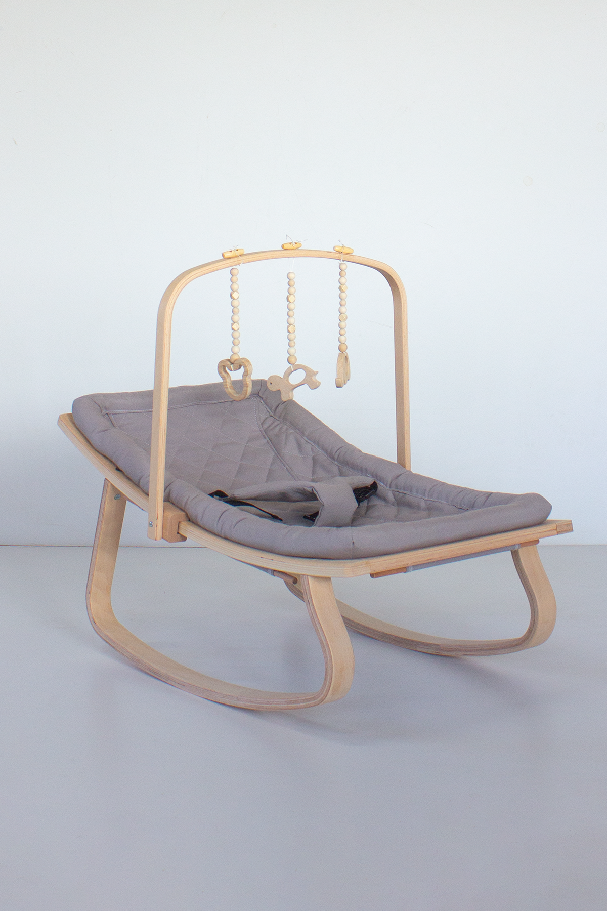 Träumeland: Die moderne Babywippe für Ihr Kind inkl. Holzspielzeug - PureBaby