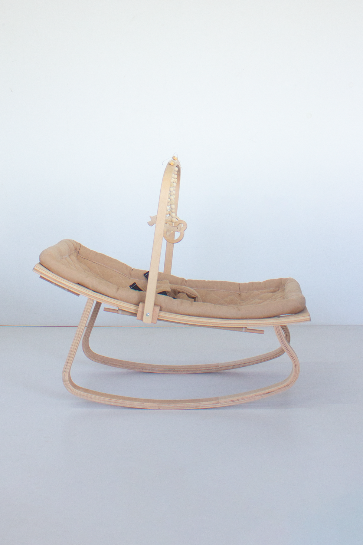 Träumeland: Die moderne Babywippe für Ihr Kind inkl. Holzspielzeug - PureBaby